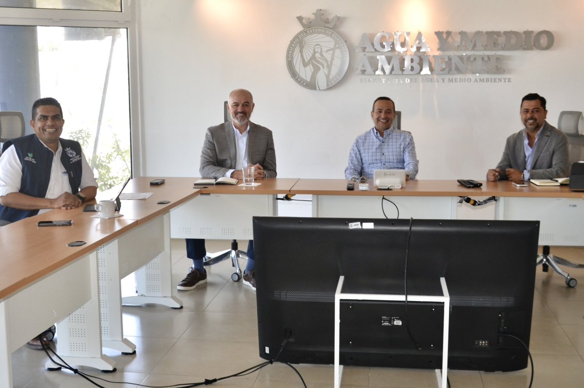 aguagobgente's tweet photo. Cuando sumamos esfuerzos, se logran mejores resultados. 🤝

Trabajamos junto a la @cmicgto para impulsar proyectos que cuiden el agua y nuestro entorno.💧🌱

Así avanzamos hacia infraestructura más sustentable y con beneficios para las familias guanajuatenses.

#GobiernoDeLaGente https://t.co/dCzRnXns4d