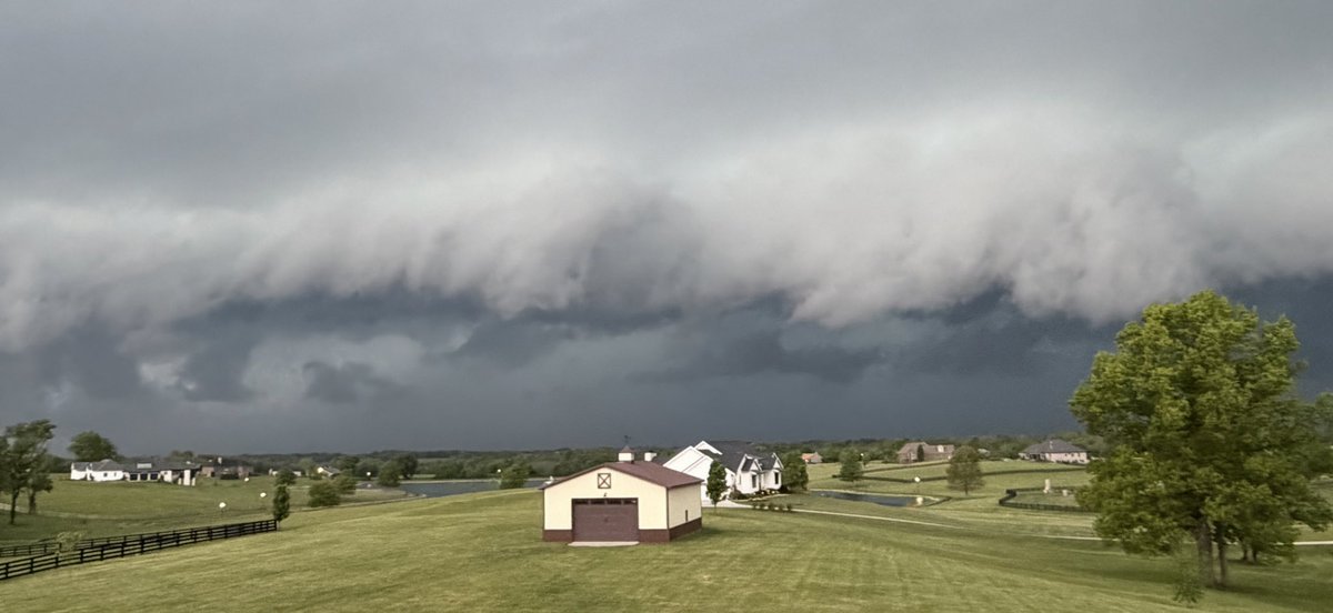 It’s getting real out here in Shelby Co. The wind in Finchville is intense. <a href="/MarcWeinbergWX/">Marc Weinberg</a> <a href="/WLKYJayCardosi/">Jay Cardosi WLKY</a> <a href="/RDeLucaWX/">Rick DeLuca</a> <a href="/MatthewWine_wx/">Matthew Wine</a> #Finchville