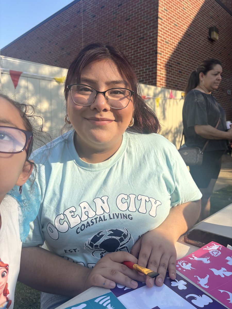 HandleyInteract's tweet photo. Helping out at Literacy Night 🎨📚 https://t.co/hT16eJiRlG