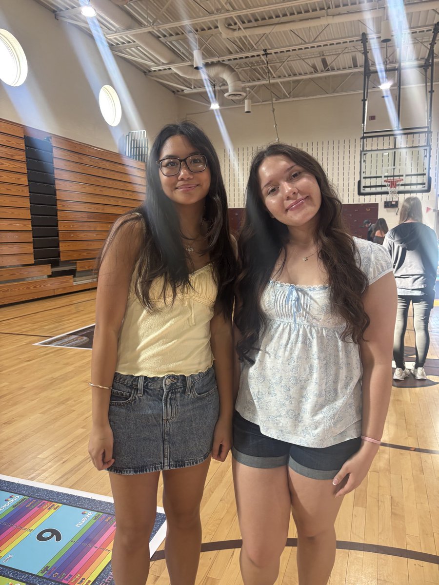 HandleyInteract's tweet photo. Helping out at Literacy Night 🎨📚 https://t.co/hT16eJiRlG