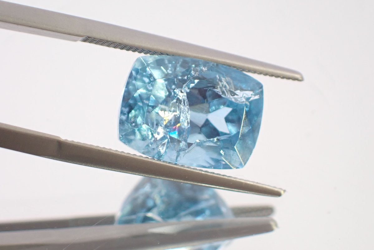 宝石図鑑💎】 ▷名称：スカイブルートパーズ ▷鉱物種：トパーズ・黄玉