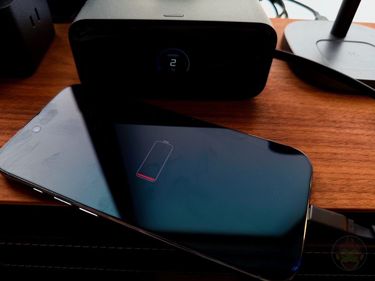 ⚠️ iPhone 17 / iPhone Air ユーザーは知っておいて

バッテリーが完全に切れた後、充電しても画面が真っ暗なまま起動しないケースが報告されています

🔌 USB-Cケーブル → 反応なし
🔄 ハードウェアリセット → 効果なし
🔍 MacのFinder → 認識されない

✅ 有効だった対処法：