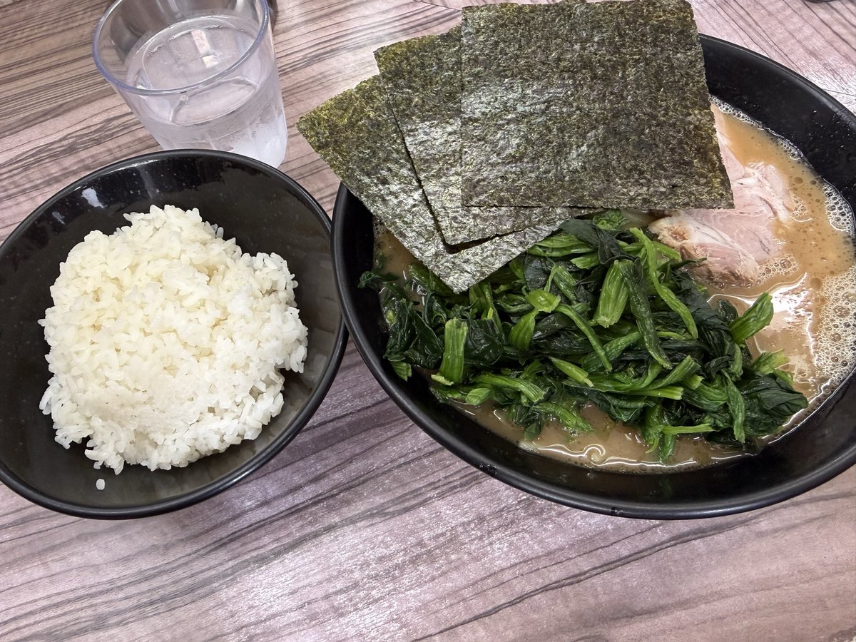 4/27 武蔵家　川越

ラーメン並　ほうれん草　ライス中

ずっと行って見たかった武蔵家。
ライス大盛りにすればよかった！
5分で完食😂美味しかった✌︎