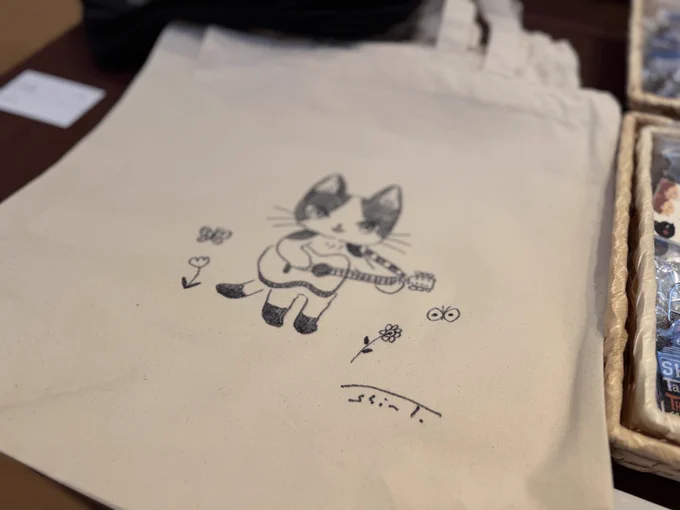 丸善丸の内本店で開催中の『絵と音楽』、本日最終日です。打ち合わせで少し抜ける時間がありますがそれ以外は在廊してサインなどしております。本日は16時閉場です。お見逃しなく!