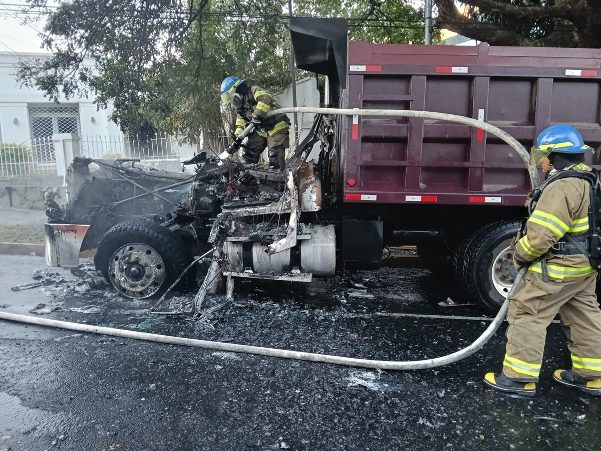Bomberos El Salvador 🧑‍🚒🚒🇸🇻 tweet media