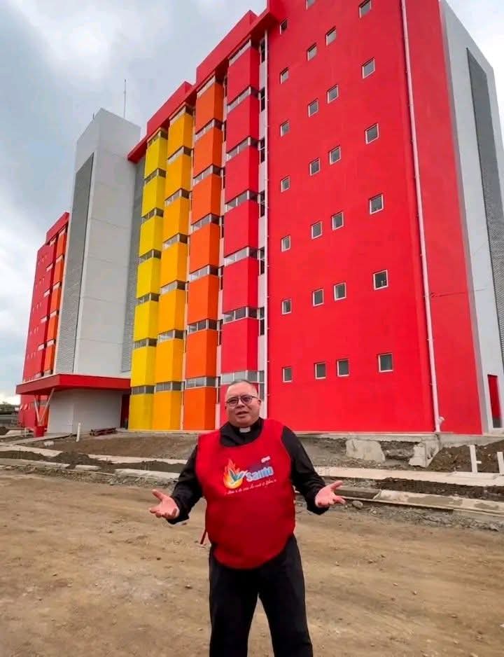 Manda.
Va a terminar las torres primero el Cura Sergio Valverde que el estadio de Heredia.
Y mejor pintadas.