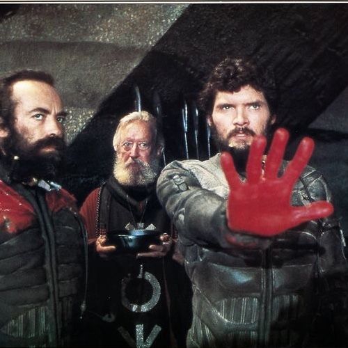 dunabrasil's tweet photo. Os Fedaykin são a elite Fremen em Duna. Curto a versão de 1984 do Lynch; acho impactante o vermelho nos trajestiladores, dá um contraste único! Mas e vocês: preferem esse visual clássico ou o realismo brutal do Villeneuve? A estética mística ou a funcional? https://t.co/tsswZqnXAU