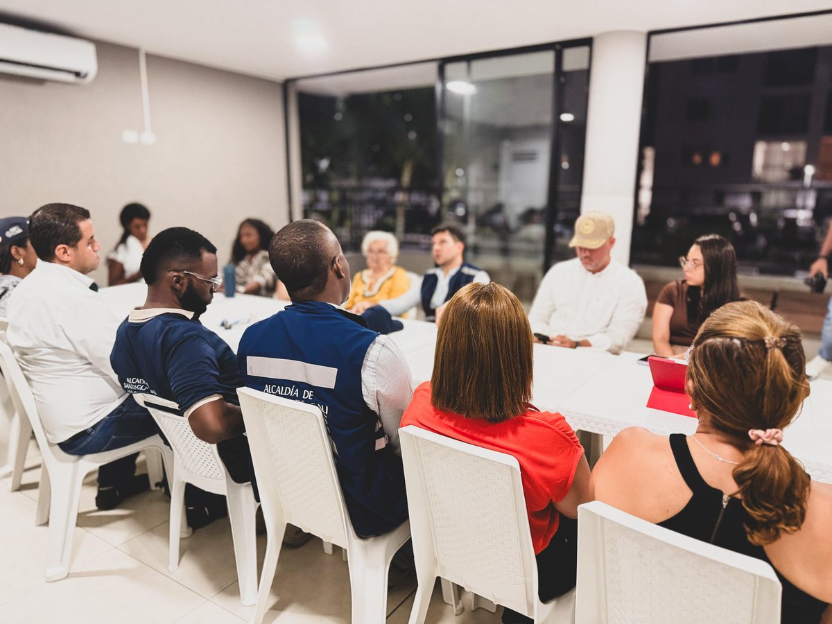 SaludCali's tweet photo. ¡La salud se construye con la gente! 🫱🏼‍🫲🏽

Estuvimos con la comunidad de la zona de expansión revisando juntos las apuestas de inversión para la construcción de infraestructura hospitalaria, escuchando y proyectando soluciones reales para el territorio. https://t.co/HAWGeucuQx