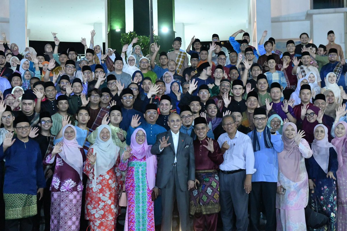 MohdShukriYajid's tweet photo. Delightful evening at the Ria Raya Potluck, graciously hosted by the teams from our various support services. United, though diverse in roles, in purpose and spirit, celebrating inclusivity and camaraderie. @MSUscd @MsuProcurement #RMC #CID #ITlab #ScLab #SENDI #Aqua #BED https://t.co/1gvvMvqtxQ