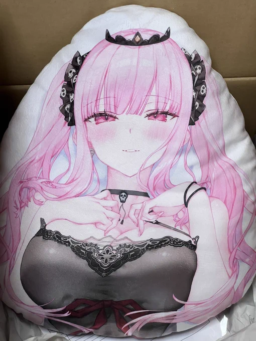 Shipping has begun!! Once it arrives, gently pull the fabric to adjust the shape so the design appears correctly! 発送開始されました!届いたら絵が正しく見えるように少し引っ張るなどして布の形を整えてくださいね!