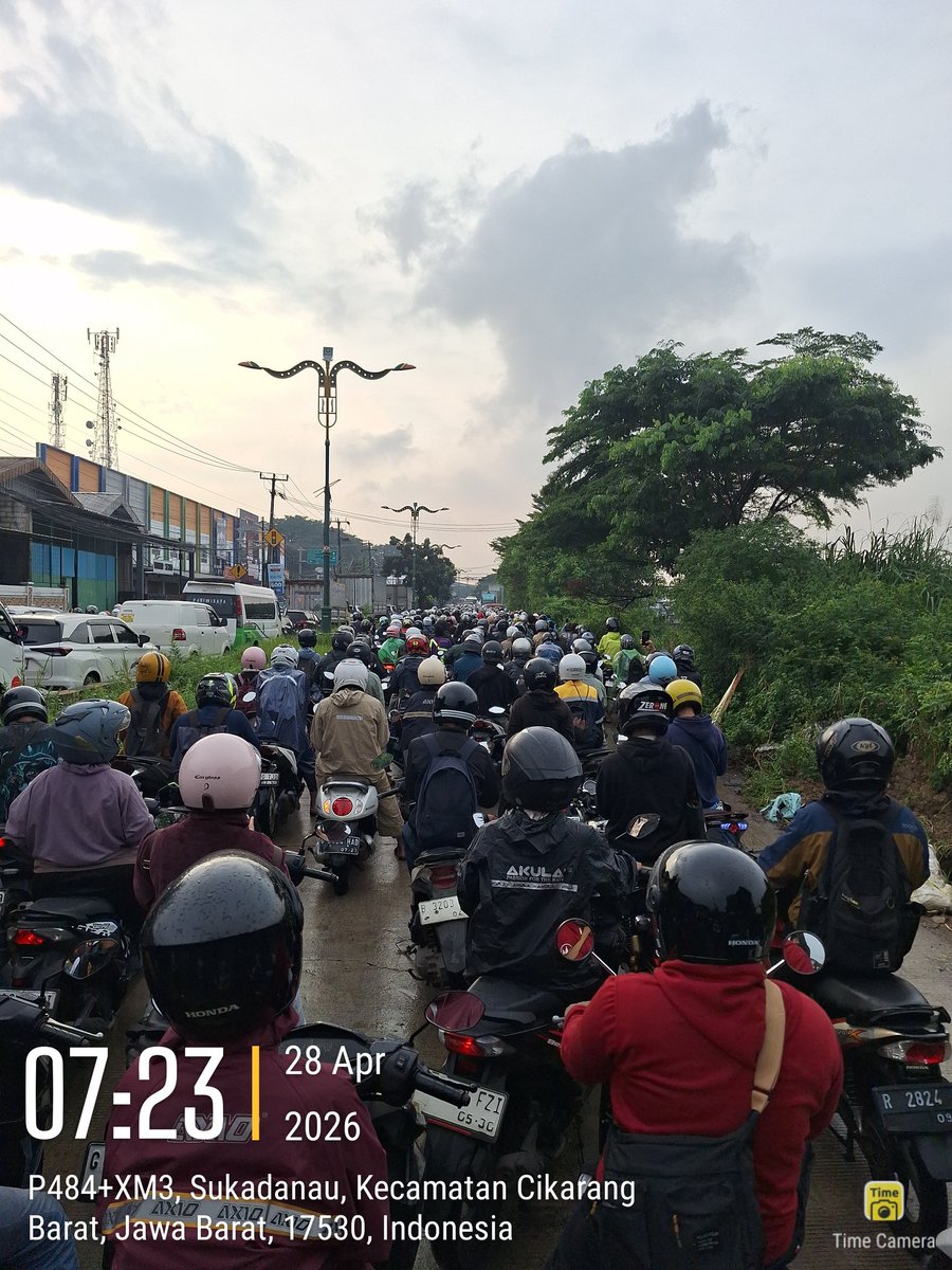 Alexemeru's tweet photo. Sukadanau, cibitung ( kalimalang ) macet parah. Ada yang tau kenapa? https://t.co/aKCrvokFyk