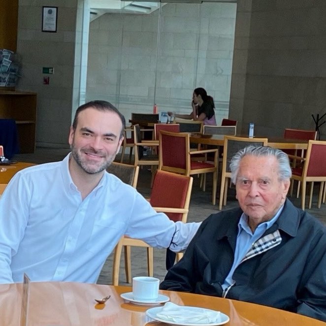 AlonsoMendivil's tweet photo. Hoy recibimos con tristeza la noticia del fallecimiento de Don Luis Santos de la Garza, destacado abogado y político mexicano. Tuve el privilegio de compartir con él y aprendí siempre de su palabra firme, sus convicciones y su amor por México. Mi más sentido pésame a su familia https://t.co/gm9knEbNll