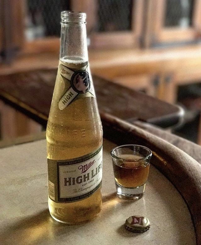 dead_vape_maree's tweet photo. What’s needed instead of being at work some Thomas Pynchon and Miller High Life. https://t.co/jsSy8XWCnO