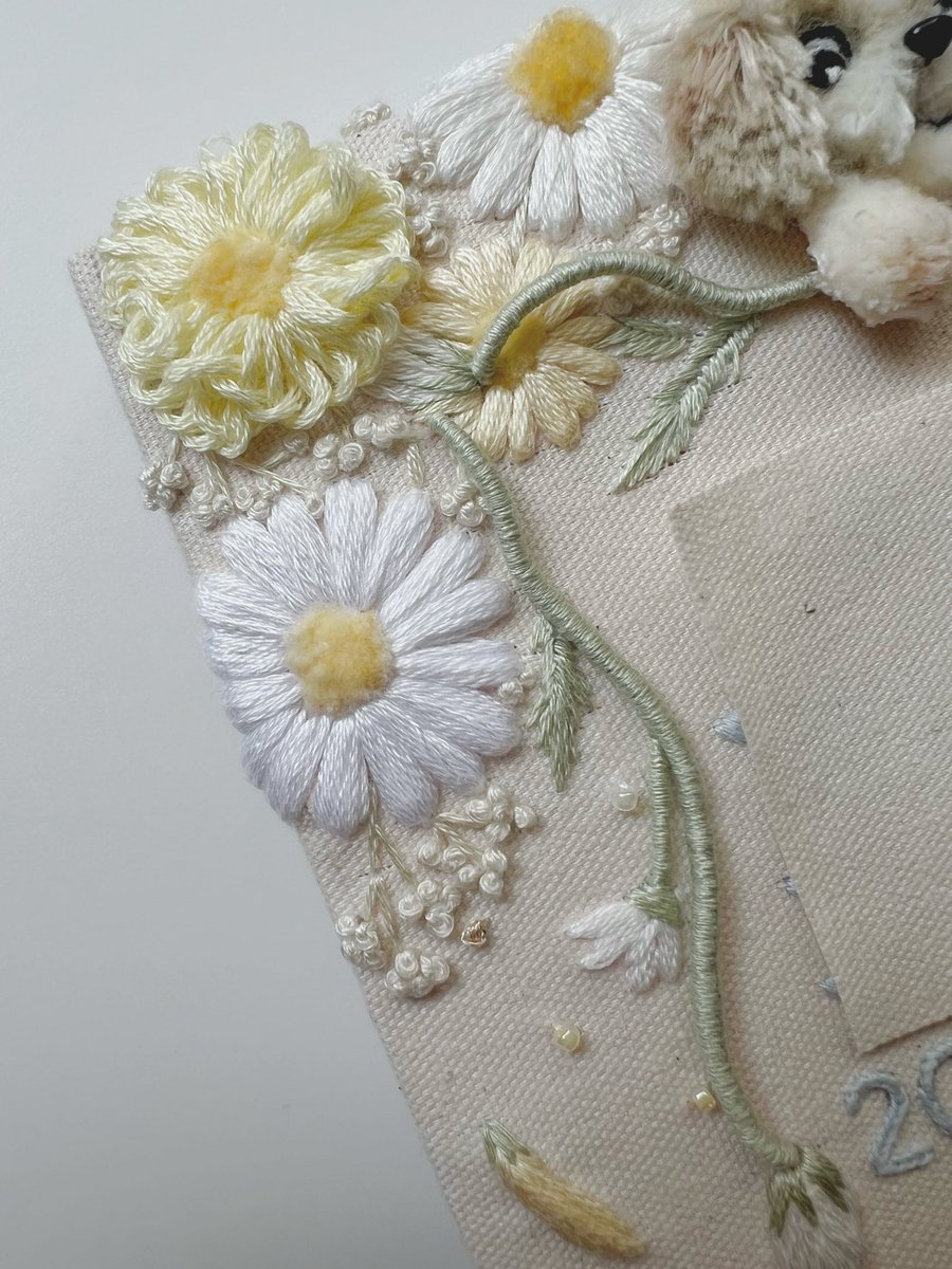 mizyoka_99's tweet image. A cute naming board with a little dog peeking…🐶♡♡
 #babyname
 #handembroidery