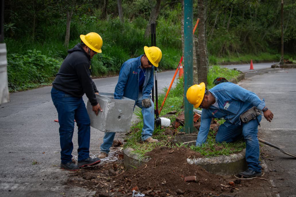 Personal de Alumbrado Público trabaja en restablecer luminarias en el fraccionamiento Las Fuentes emisariopolitico.com/personal-de-al… vía <a href="/Emisario_pol/">Emisario Político</a>