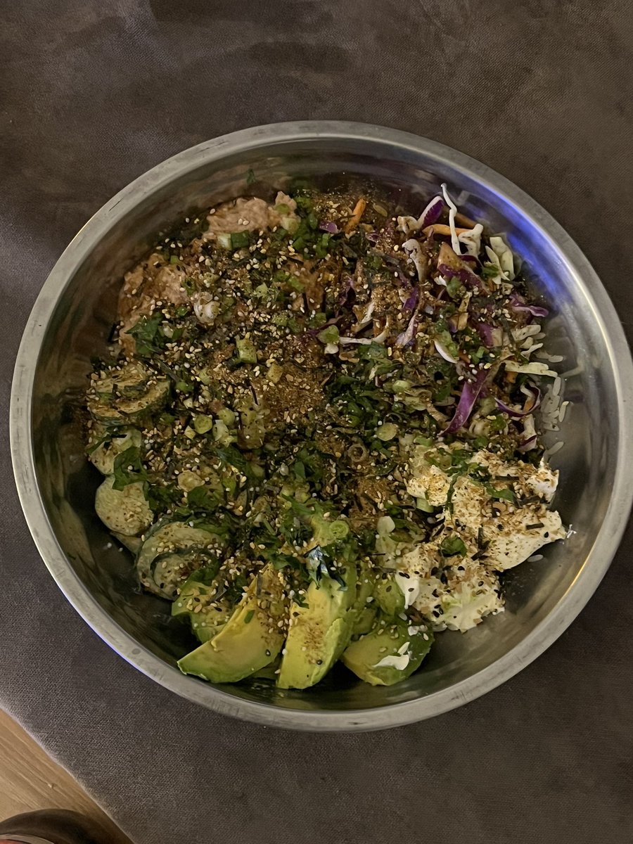 desde que descubrí el furikake todos mis poke bowls parecen comida barf.

abajo hay atún, repollo, pepinos encurtidos, palta, finlandia