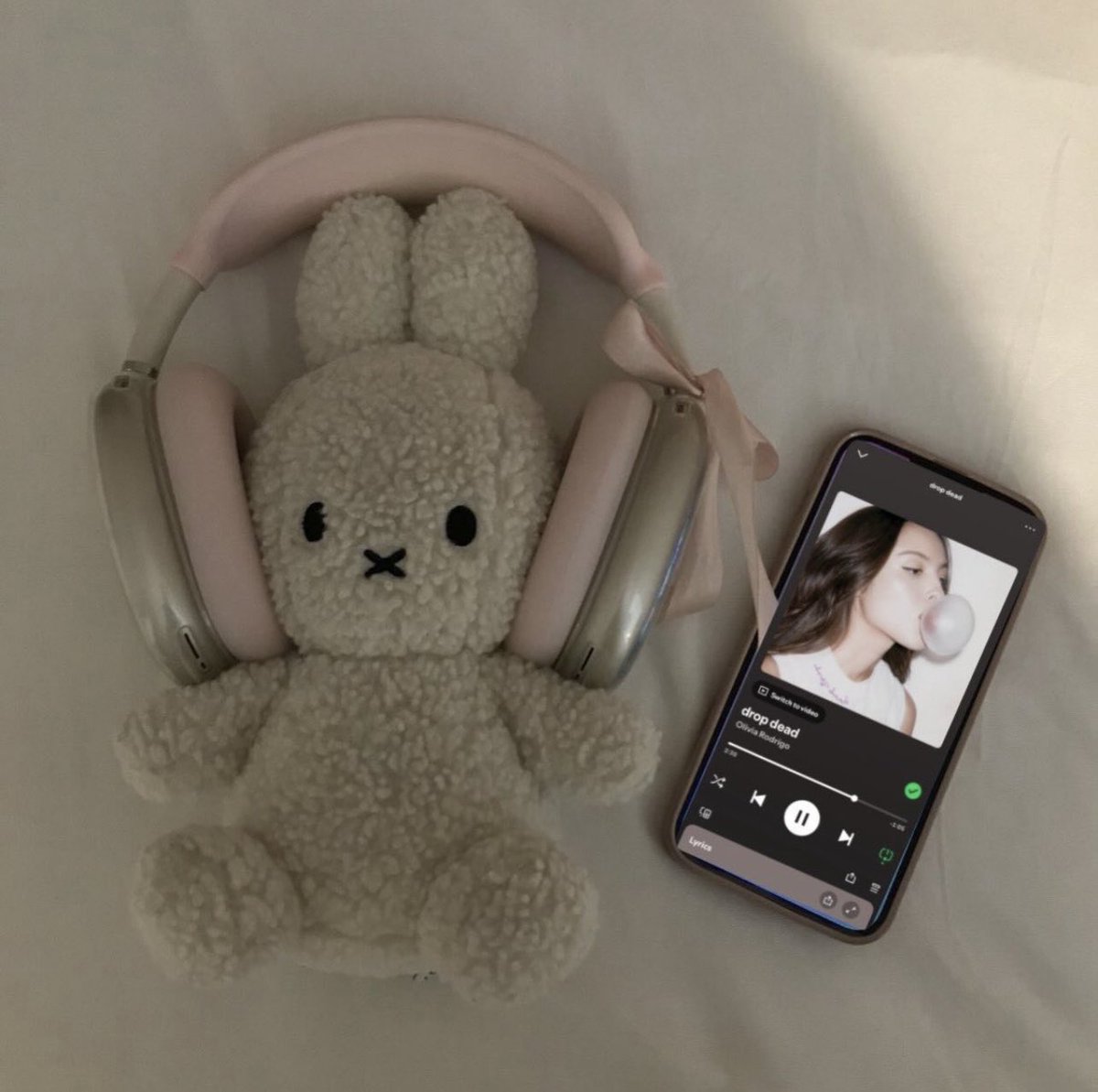 lele is so in love 𐙚 tweet media