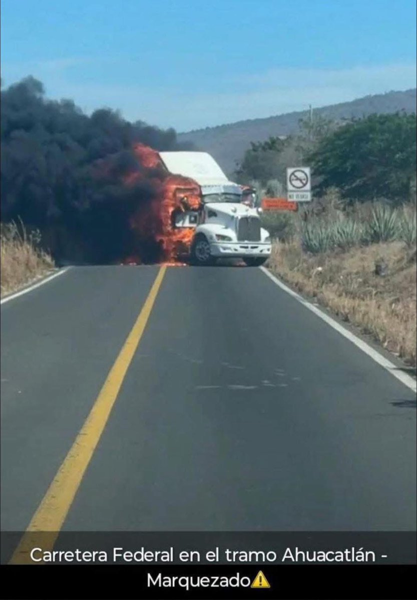 raavely's tweet photo. @CarlosLoret Y en Nayarit el desorden por la captura de ese tipejo 😡 cada que agarran a uno de esos los ciudadanos con angustia e incertidumbre y adiós seguridad 🥺 https://t.co/vHe7EUjo0G