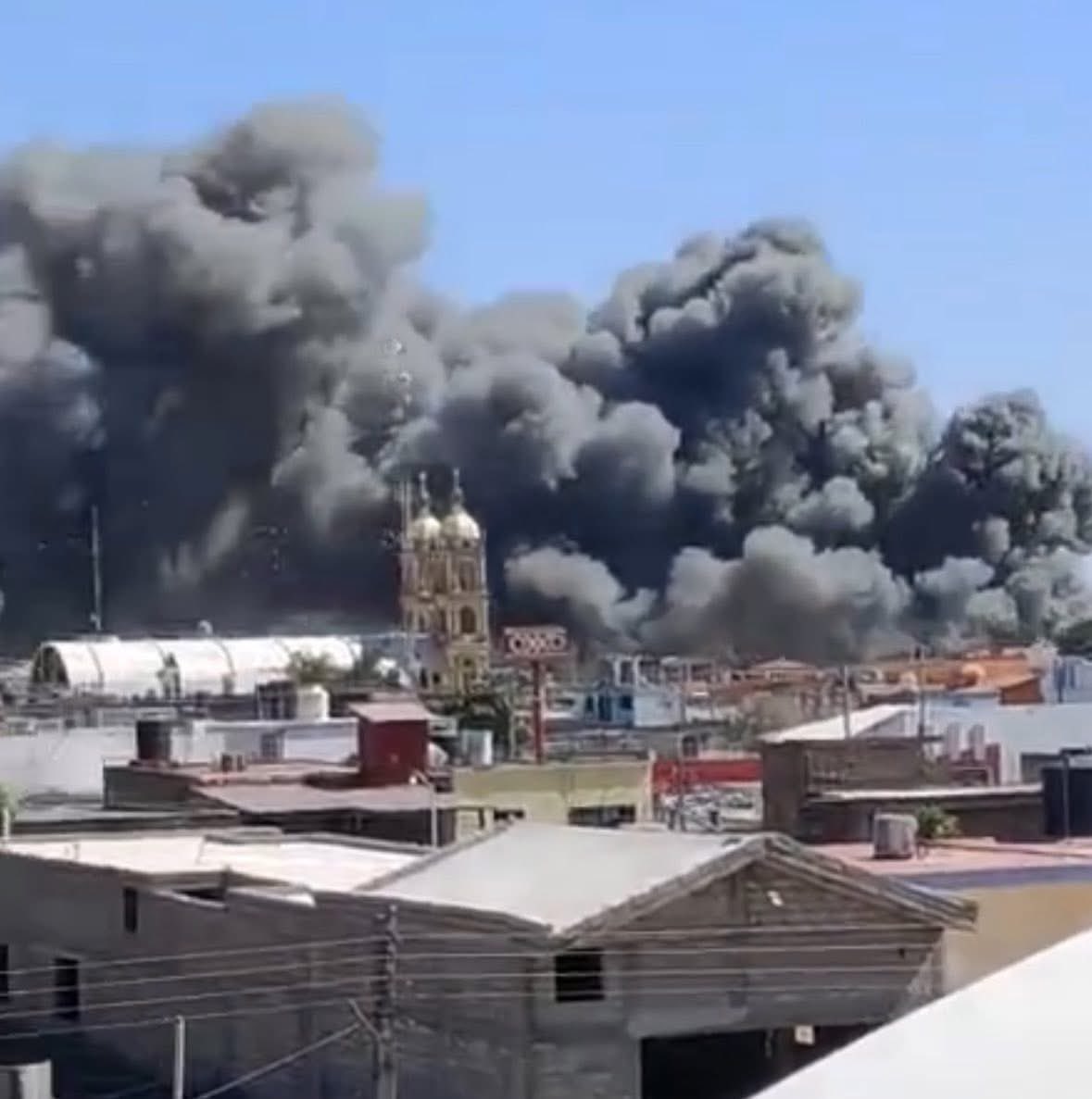 raavely's tweet photo. @CarlosLoret Y en Nayarit el desorden por la captura de ese tipejo 😡 cada que agarran a uno de esos los ciudadanos con angustia e incertidumbre y adiós seguridad 🥺 https://t.co/vHe7EUjo0G
