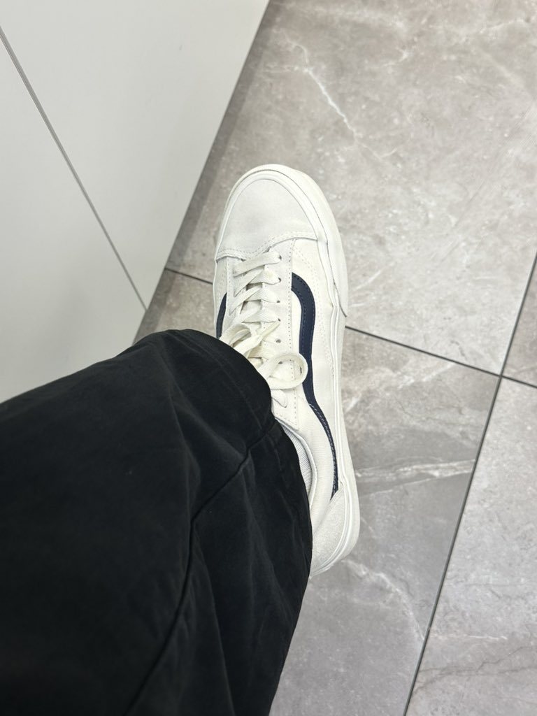 当傻逼开始吐钱上头的那一瞬间
狗脑里分泌的多巴胺
比起吐钱带来的那种幸福感
其它东西早就提不起兴趣了
把一切杂念抛之脑后

内心默念 没事 这是最后一次

你亲爹会在你狗耳边告诉你
“你拥有的 根本就不属于你”

#直男崇拜 #pua #洗脑