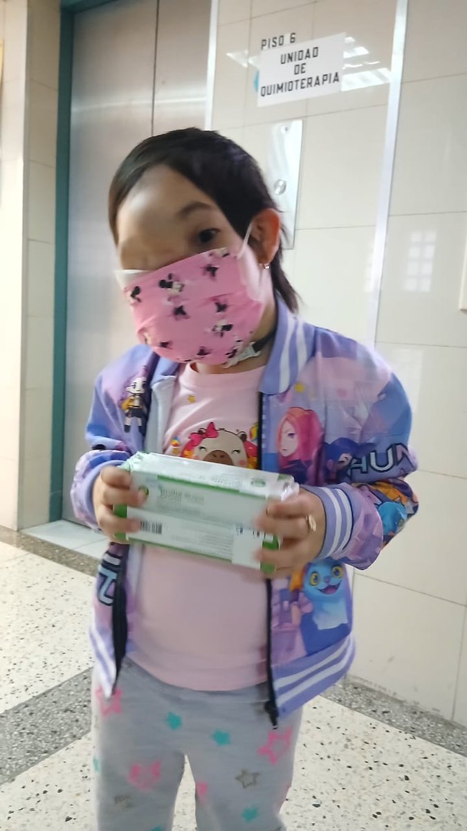 Genesis tiene 7 años, y desde muy pequeña le diagnosticaron un cáncer de células gigantes que abarca gran parte de su carita; desde entonces ha pasado por muchos procedimientos, actualmente depende de un gastrostomo y un traqueotomo, los cuales se deben cambiar cada cierto