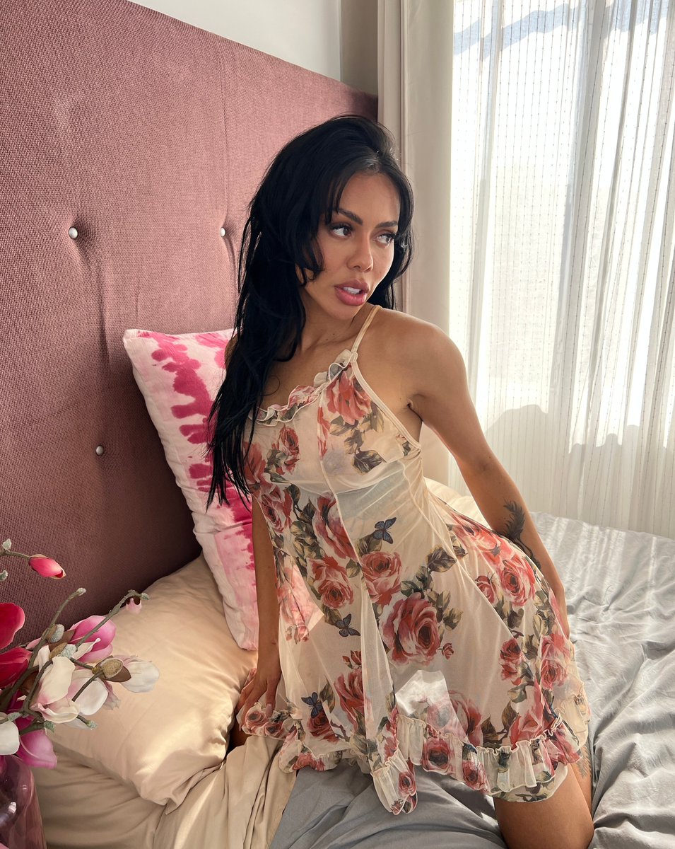 in this dress I feel like spring itself… what do you think I smell like?
would you like to find out?😏