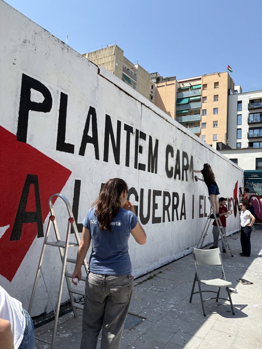 OJS_Eixample's tweet photo. 🚩ACTES CAP A L’1 DE MAIG 

Al llarg de la setmana a l'Eixample hem realitzat els actes polítics de camí a l'1 de Maig.

Tallers, murals, tornejos i xerrades on hem exposat la necessitat de construir l'alternativa revolucionària. 

→ Ens veiem divendres a les 12h a Pl. Sants! https://t.co/qgWDwUM4IU