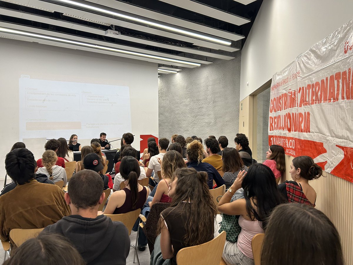 OJS_Eixample's tweet photo. 🚩ACTES CAP A L’1 DE MAIG 

Al llarg de la setmana a l'Eixample hem realitzat els actes polítics de camí a l'1 de Maig.

Tallers, murals, tornejos i xerrades on hem exposat la necessitat de construir l'alternativa revolucionària. 

→ Ens veiem divendres a les 12h a Pl. Sants! https://t.co/qgWDwUM4IU