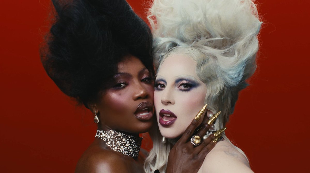 SÃO ELAS!!
LADY GAGA x DOECHII x RUNWAY 👠