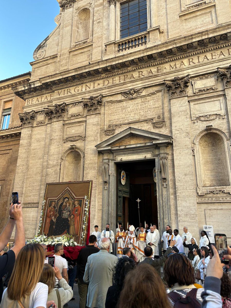 dfrancescopesce's tweet photo. Tanta partecipazione ieri alla processione per la festa della #MadonnadeiMonti nella Diocesi di Roma, guidata dal Cardinale Francesco Coccopalmerio, Presidente Emerito del Pontificio Consiglio per i Testi Legislativi. https://t.co/sv3rBTdWvK