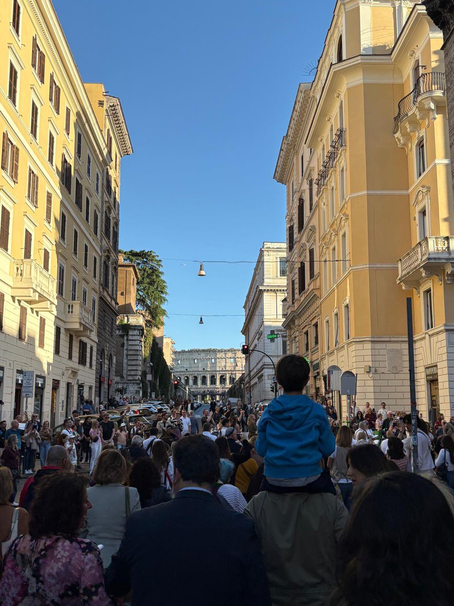 dfrancescopesce's tweet photo. Tanta partecipazione ieri alla processione per la festa della #MadonnadeiMonti nella Diocesi di Roma, guidata dal Cardinale Francesco Coccopalmerio, Presidente Emerito del Pontificio Consiglio per i Testi Legislativi. https://t.co/sv3rBTdWvK