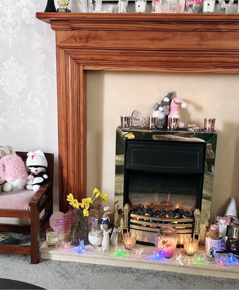 TheLighthouseCe's tweet image. Today’s reason to smile………pretty daffs in my grate #EveryGirlLovesFlowers #Pretty #Colourful #Flowers #Daffs xxx