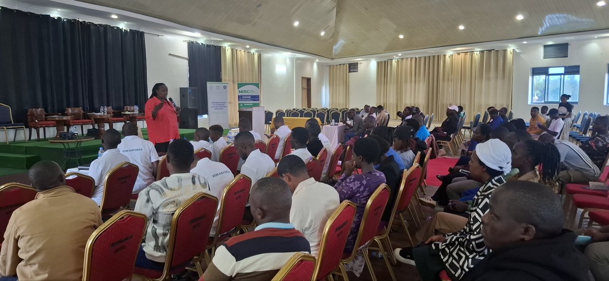 RwandaVets1's tweet image. Today,we have trained 77 members of Veterinary Sanitary Mandate companies from @KayonzaDistrict  @NgomaDistrict @RwamaganaDistr on #OneHealth,#AMR &amp;amp; #AMS 

The training was jointly organized by @farmer_supply &amp;amp; RCVD and was formally officiated by the Director of Agriculture unit.