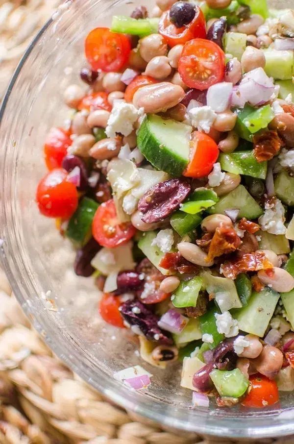 Living_Lou's tweet image. Bean salad!

You’ll need beans, peppers, cucumber, cherry tomatoes, marinated artichokes, red onion, sun-dried tomatoes, Kalamata olives, capers, feta cheese, garlic, salt, olive oil, red wine vinegar and dried oregano! 

RECIPE &amp;gt;&amp;gt;buff.ly/2Y0RWVT
#ad @LoblawsON #salad