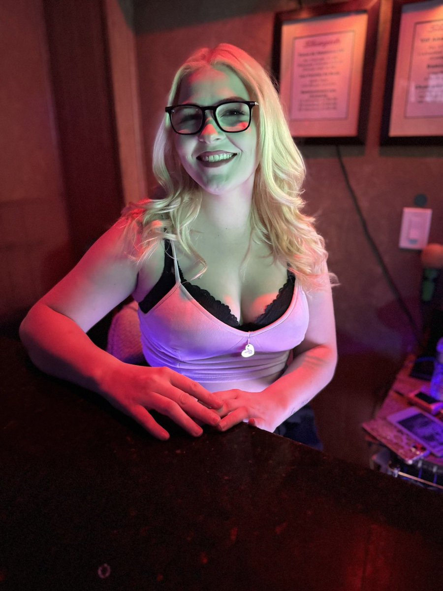 ShowgirlsPC's tweet image. Join us every Monday for $4 domestics &amp;amp; $5 Fireball.
Don’t forget to tip your VIP hostess 💵

📍 Showgirls Men’s Club | Plant City
#PlantCity #Lakeland #TampaBay
