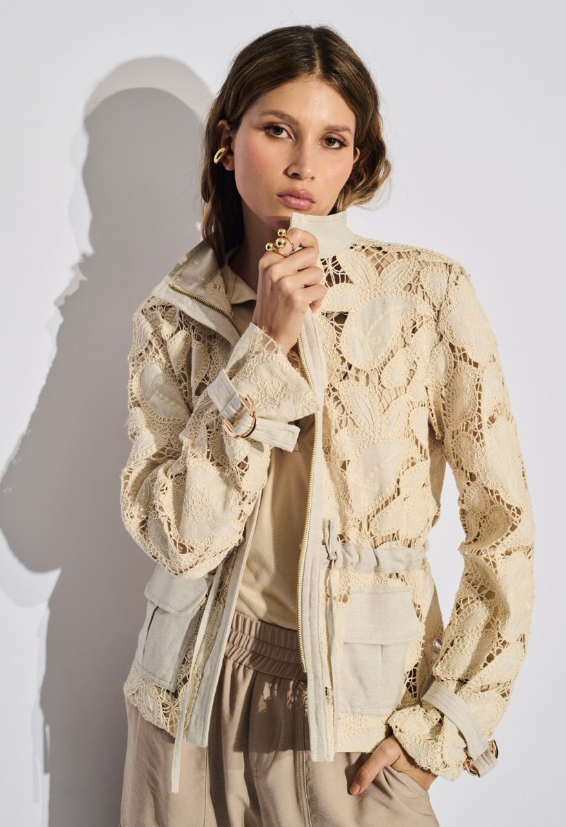 argemiro_sierra's tweet image. Hola, para hoy inicio de semana con intenciones de lluvia tenemos una chaqueta en guipiure de algodón crudo, con herrajes dorados, un look cool, moderno y fashion para tu lunes !
argemirosierra.com 
#Moda #Fashion #Vogue #Medellin #Colombia #Trend #trending