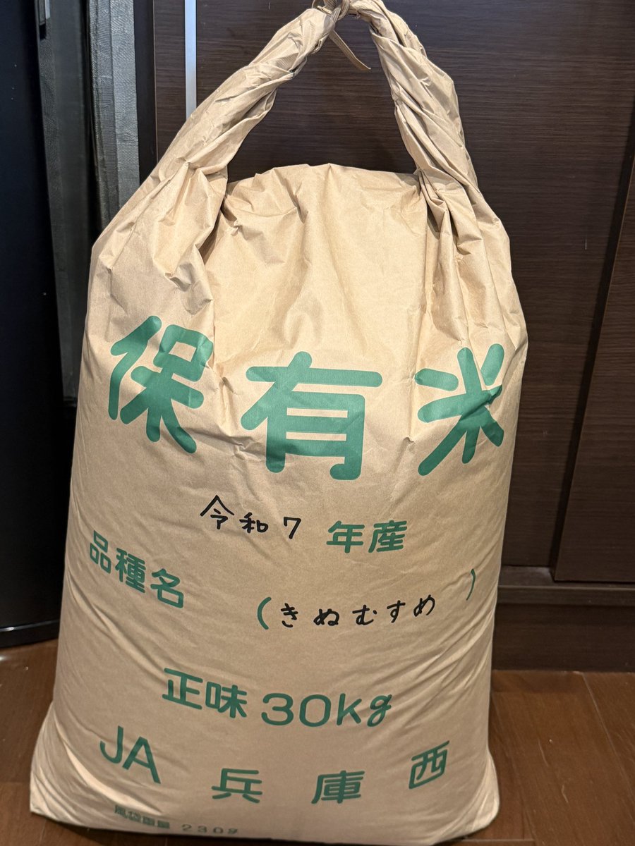 Riko_craft's tweet photo. お米のご支援をいただきました✨✨
本当にありがとうございます。

いつも参加してくれているまきちゃん✨
たくさんの方に声をかけてくださり、つむぎを支えてくれている最強のパートナーです💕

子ども食堂をきっかけにつながった、（心の支えとなってる）心友たちの存在に心から感謝しています🩷
こうしたご縁に支えられて、活動を続けることができています。

これからもどうぞよろしくお願いします。

#子育て支援
#子ども食堂
#女性支援
#社会貢献