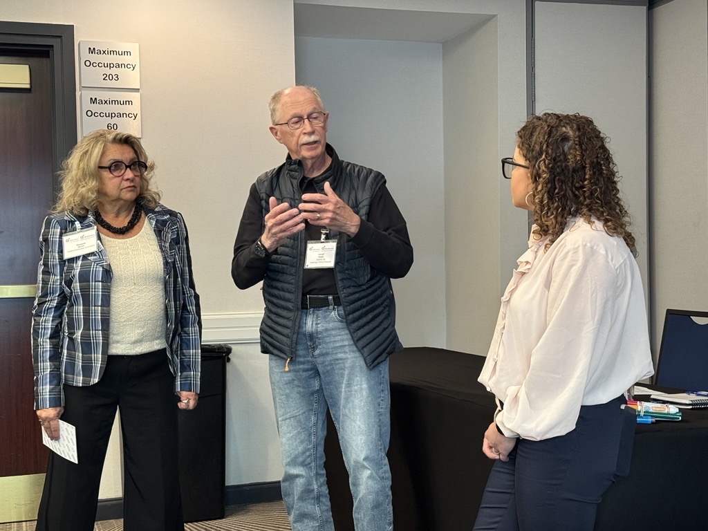 OurEntente's tweet photo. Les ateliers en petits groupes sont en cours! Les bénévoles participent à des exercices de jeu de rôle pour renforcer leur confiance lors de rencontres et de présentations auprès des élus, en pratiquant des compétences concrètes de sensibilisation politique.   
#VoixVibrantes https://t.co/7OANFX3rzl