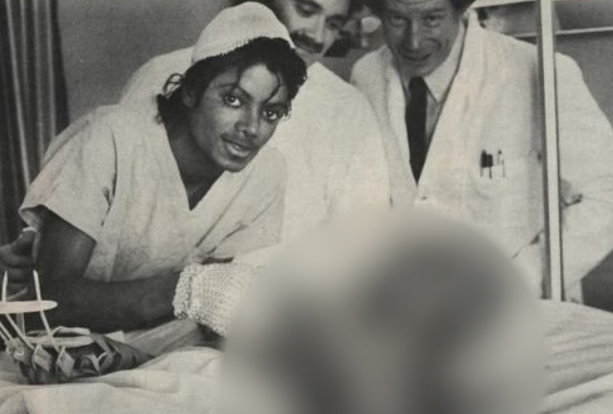 seriesemcena's tweet photo. O acidente que marcou a vida de Michael Jackson e foi retratado em sua cinebiografia.

Em 1984, Michael sofreu um grave acidente durante as filmagens de um comercial da Pepsi. Enquanto gravava uma performance ao som de “Billie Jean”, um erro nos efeitos especiais fez faíscas atingirem seu cabelo, que pegou fogo em cena. O cantor sofreu queimaduras graves no couro cabeludo e precisou passar por tratamentos e procedimentos reconstrutivos após o incidente.

Naquele período, Michael também visitou pacientes do centro de queimados. Um dos casos mais lembrados é o de Keith Perry, um jovem com queimaduras em 95% do corpo, que se emocionou com a visita do cantor e teria ficado mais tranquilo após o encontro.

Mais tarde, Michael recebeu uma indenização de US$ 1,5 milhão da Pepsi e destinou o valor à criação de um centro especializado no tratamento de queimados, que chegou a levar seu nome.

O episódio é frequentemente lembrado como um dos maiores traumas vividos pelo artista, e há quem associe o acidente às dores e intervenções médicas que o acompanharam nos anos seguintes.