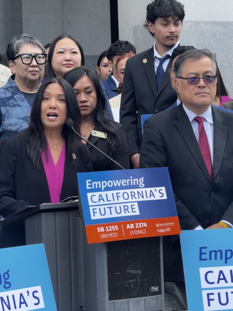 CalCommColleges's tweet image. Today at the Capitol, CA #HigherEd leaders gathered around legislation to establish statewide designations for HSIs &amp;amp; AANAPISIs, SB 1255 &amp;amp; AB 2374.

@R_TomanengEdD noted “These bills matter because they recognize who our students are &amp;amp; strengthen how we serve them.” 

#Vision2030