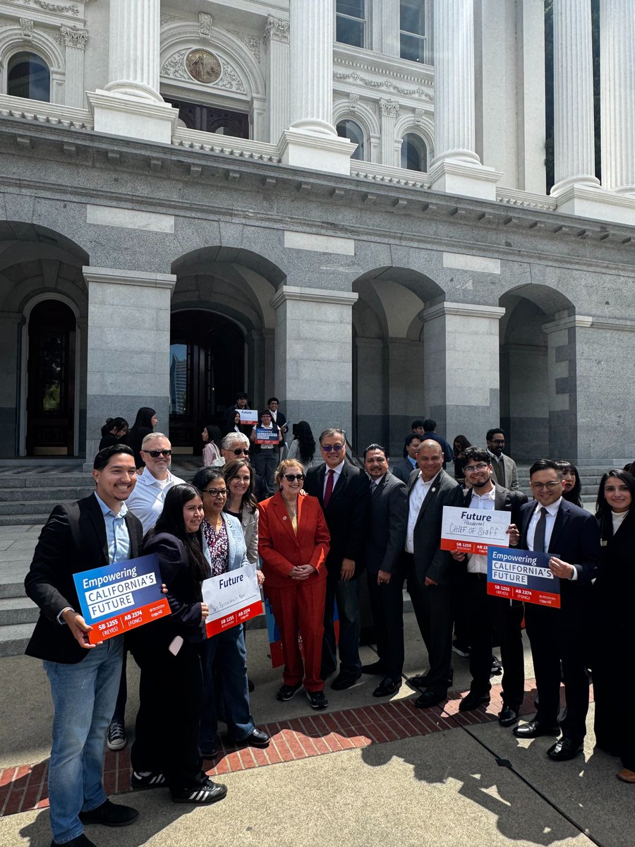 CalCommColleges's tweet image. Today at the Capitol, CA #HigherEd leaders gathered around legislation to establish statewide designations for HSIs &amp;amp; AANAPISIs, SB 1255 &amp;amp; AB 2374.

@R_TomanengEdD noted “These bills matter because they recognize who our students are &amp;amp; strengthen how we serve them.” 

#Vision2030