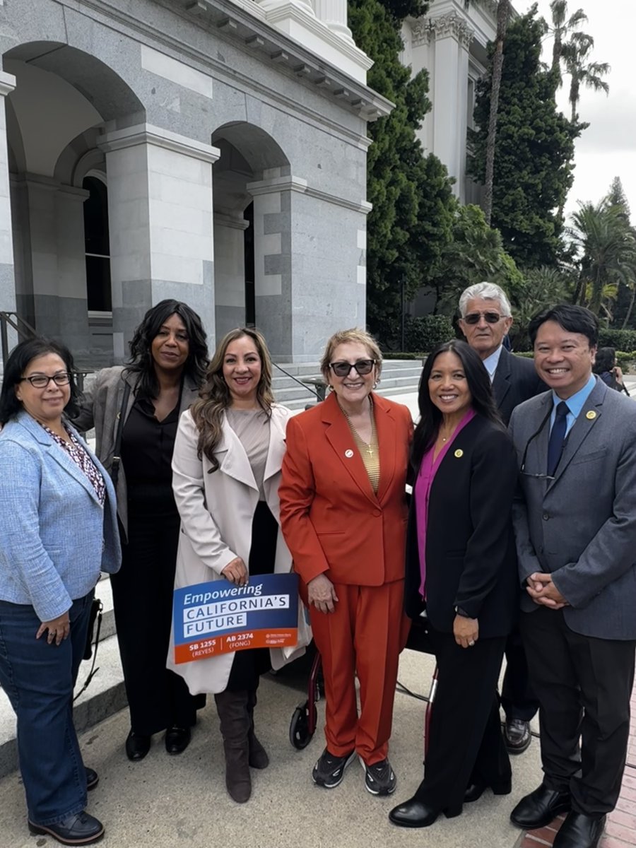 CalCommColleges's tweet image. Today at the Capitol, CA #HigherEd leaders gathered around legislation to establish statewide designations for HSIs &amp;amp; AANAPISIs, SB 1255 &amp;amp; AB 2374.

@R_TomanengEdD noted “These bills matter because they recognize who our students are &amp;amp; strengthen how we serve them.” 

#Vision2030