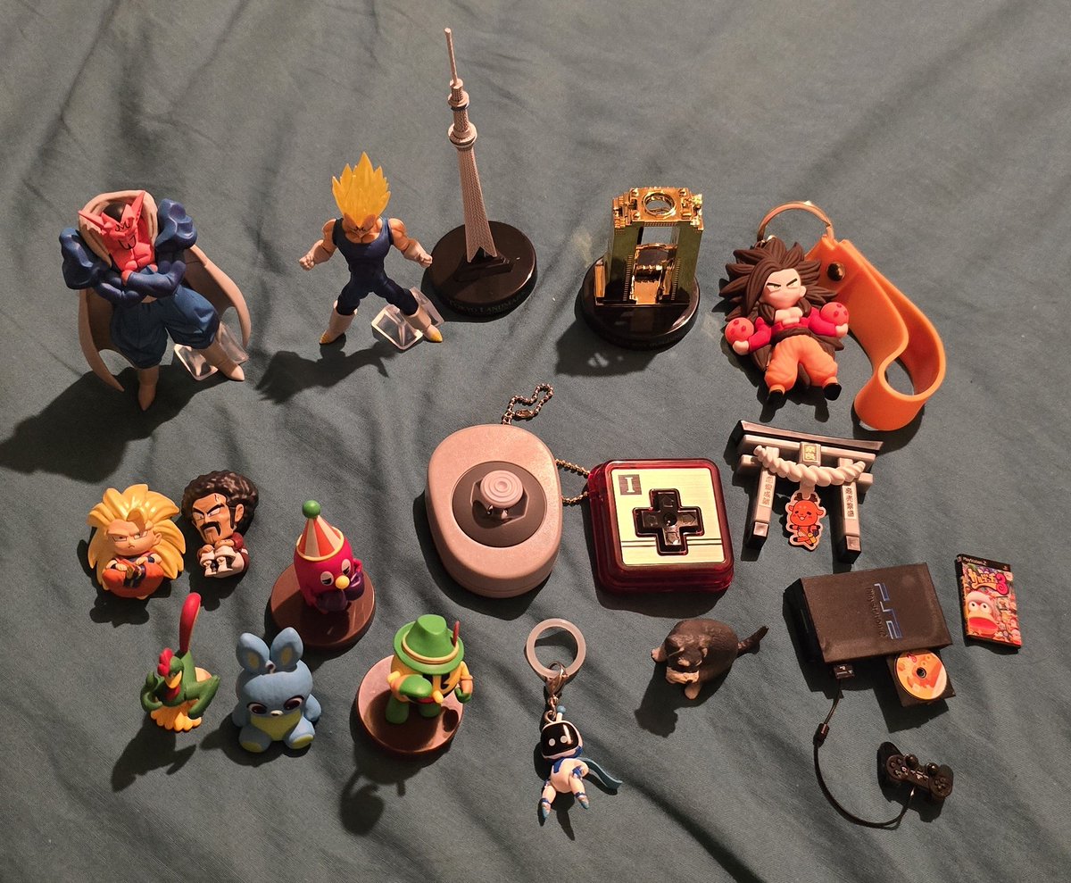 Hors pins (et j'ai acheté beaucoup, beaucoup, beaucoup de pins...), voici les #gashapon rapportés du 🇯🇵
On ne le voit pas bien mais le chien fait 💩
Les détails sur la #PS2 sont incroyables pour la taille du truc 😍
Et le petit #Astrobot 😍