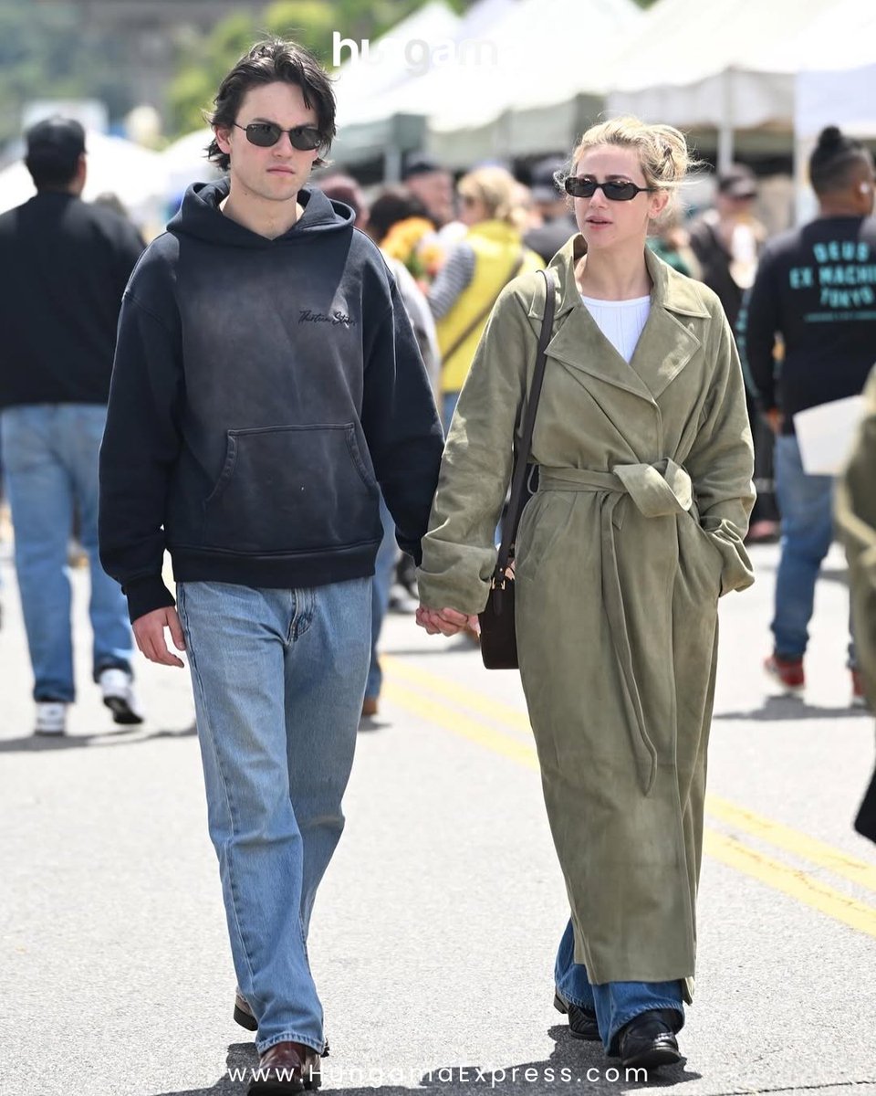 HungamaExpress's tweet image. Lili Reinhart and boyfriend Jack Martin were spotted holding hands during a relaxed afternoon at their local farmers market.

Via @backgrid_usa/IG

#LiliReinhart #JackMartin #FarmersMarket #CoupleGoals #DateDay #CelebritySightings #HungamaExpress