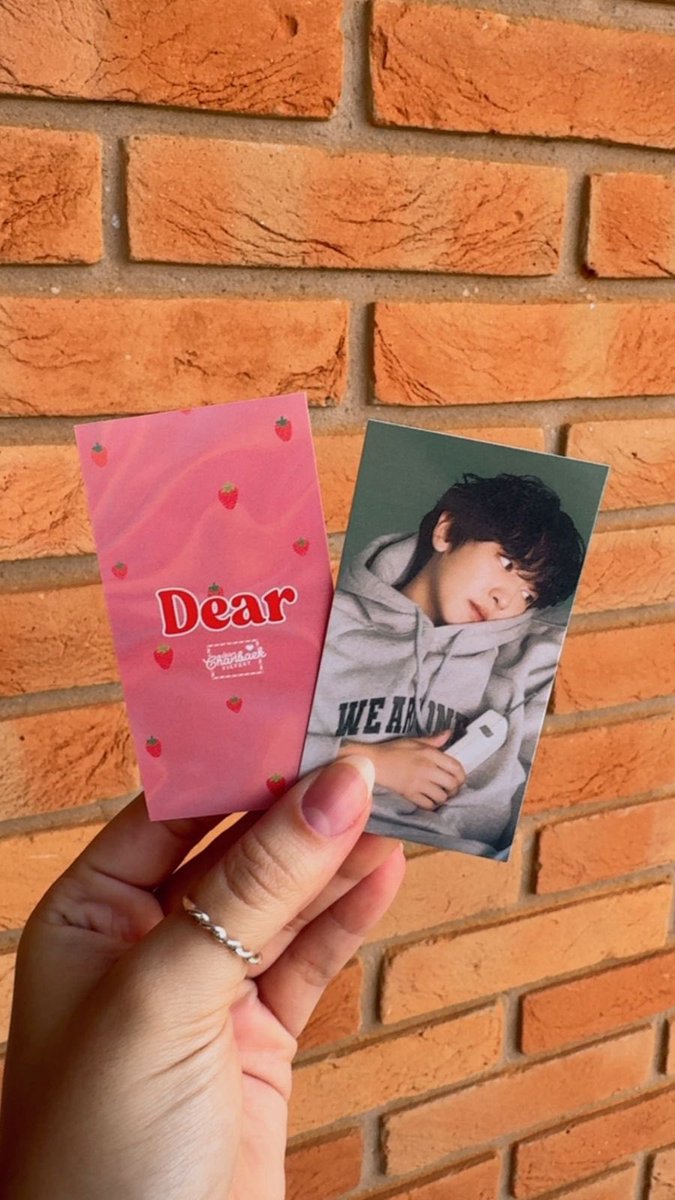 🍓Os brindes do DearBook chegaram! Cheirosos, lindos e delicados, do jeitinho que sonhamos! Os livros estão em produção ⏳