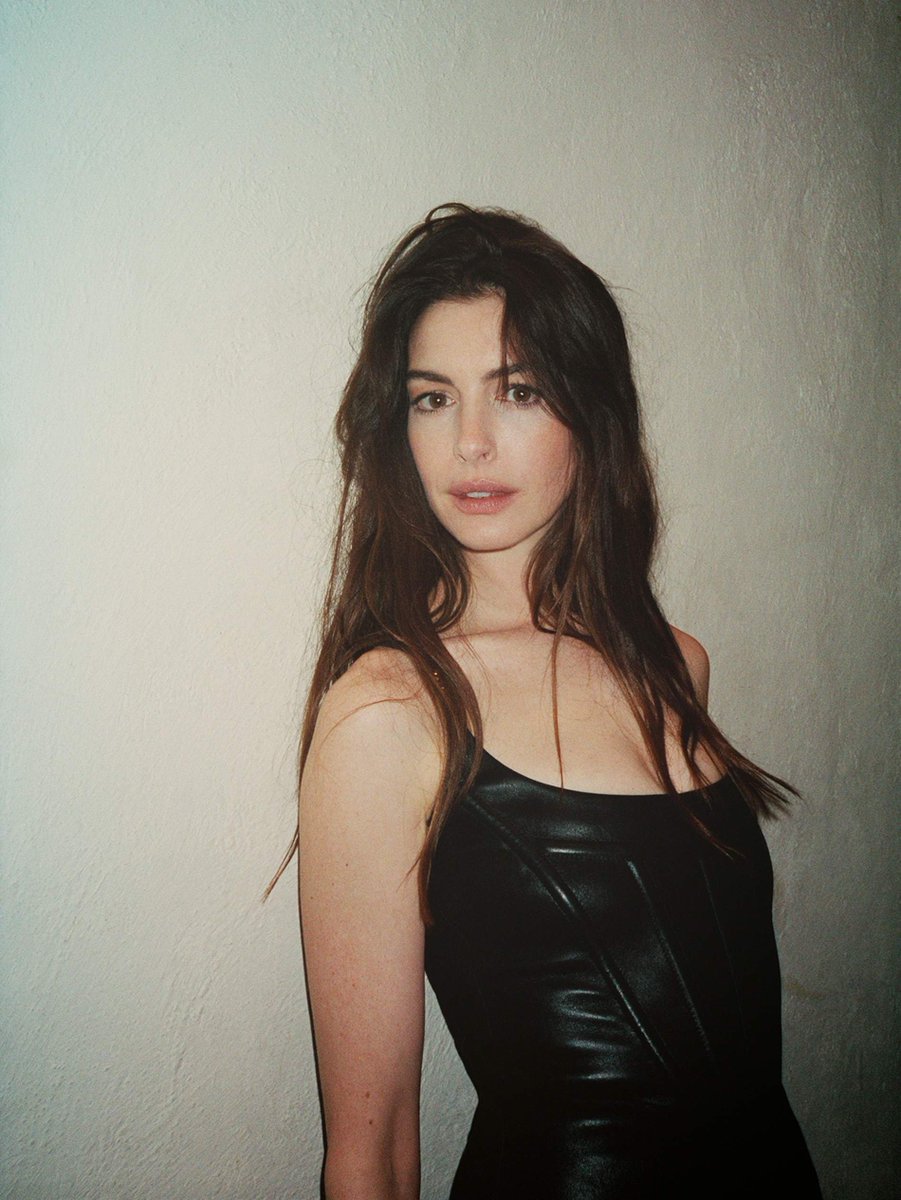 popsvibe's tweet photo. anne hathaway https://t.co/byfzS5nl5n
