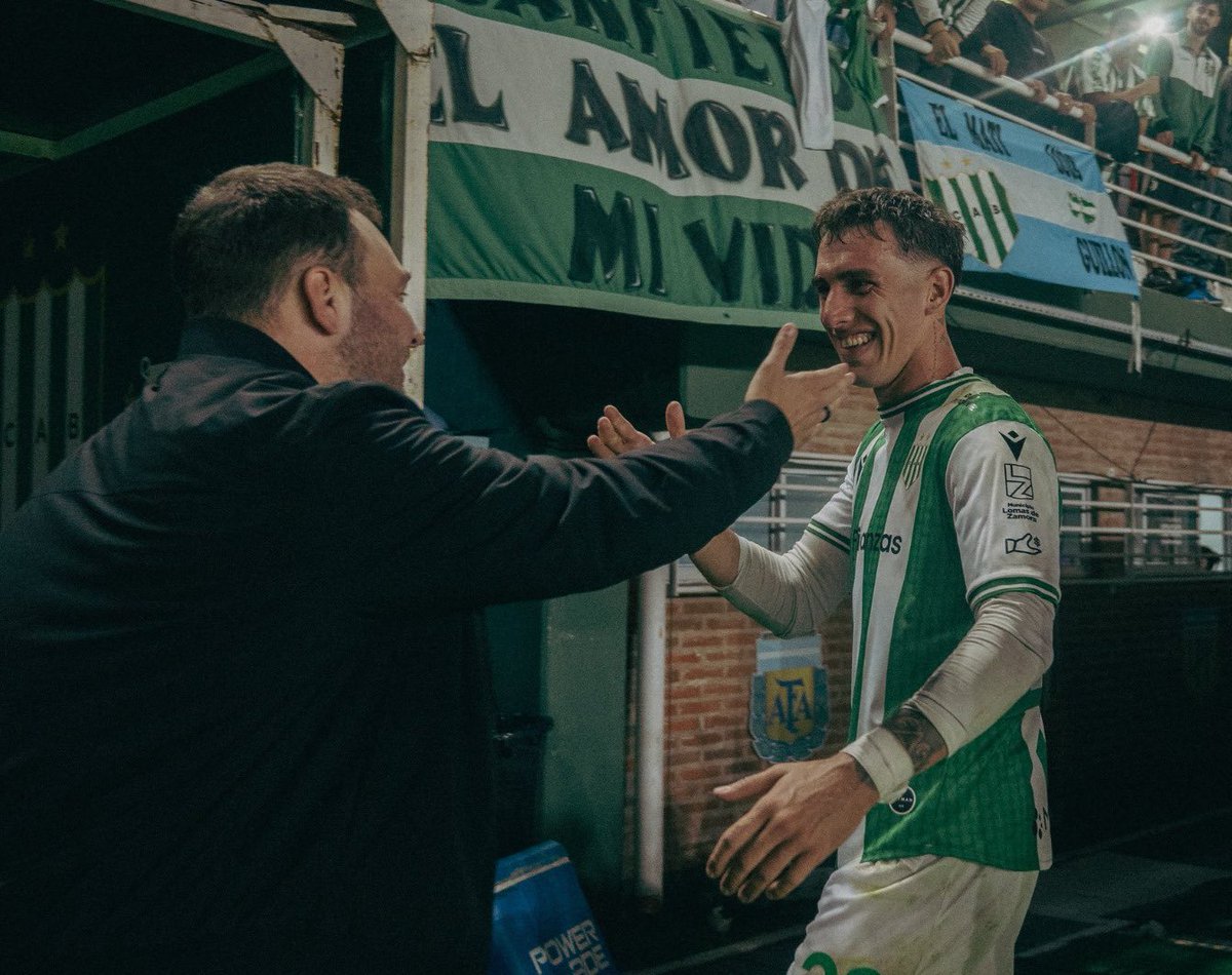 #Banfield 🇳🇬 Me comentan desde el club que en principio se hizo un acuerdo de pago que no quería firmar Auzmendi y su representante.

💵 Se le transfirió en su momento la primera cuota y finalmente hoy el restante del salario.

No será jugador libre porque se abonó el total.