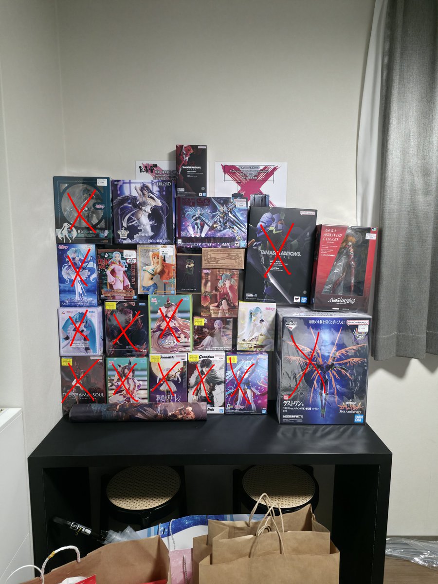 HakumaOP's tweet photo. One of my packages back from Japan is help in customs (everything not crossed off), worth roughly £250... my most expensive is the top middle Miku x gundamn metal build at £130. Customs charge.... £580. what... the... fuck.... https://t.co/3q3auVygnM