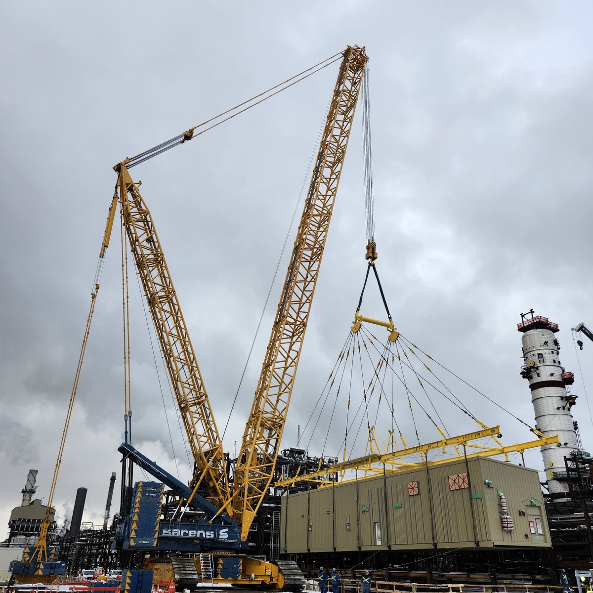 Sarens's tweet image. Sarens is supporting @Shell on one of #Canada’s key #CarbonCapture facilities, #Polaris. #HeavyLifting, #Transport, and installation are all in scope, and we’ve even been setting new #Global industry standards! bit.ly/3NXg7QR #NothingTooHeavy