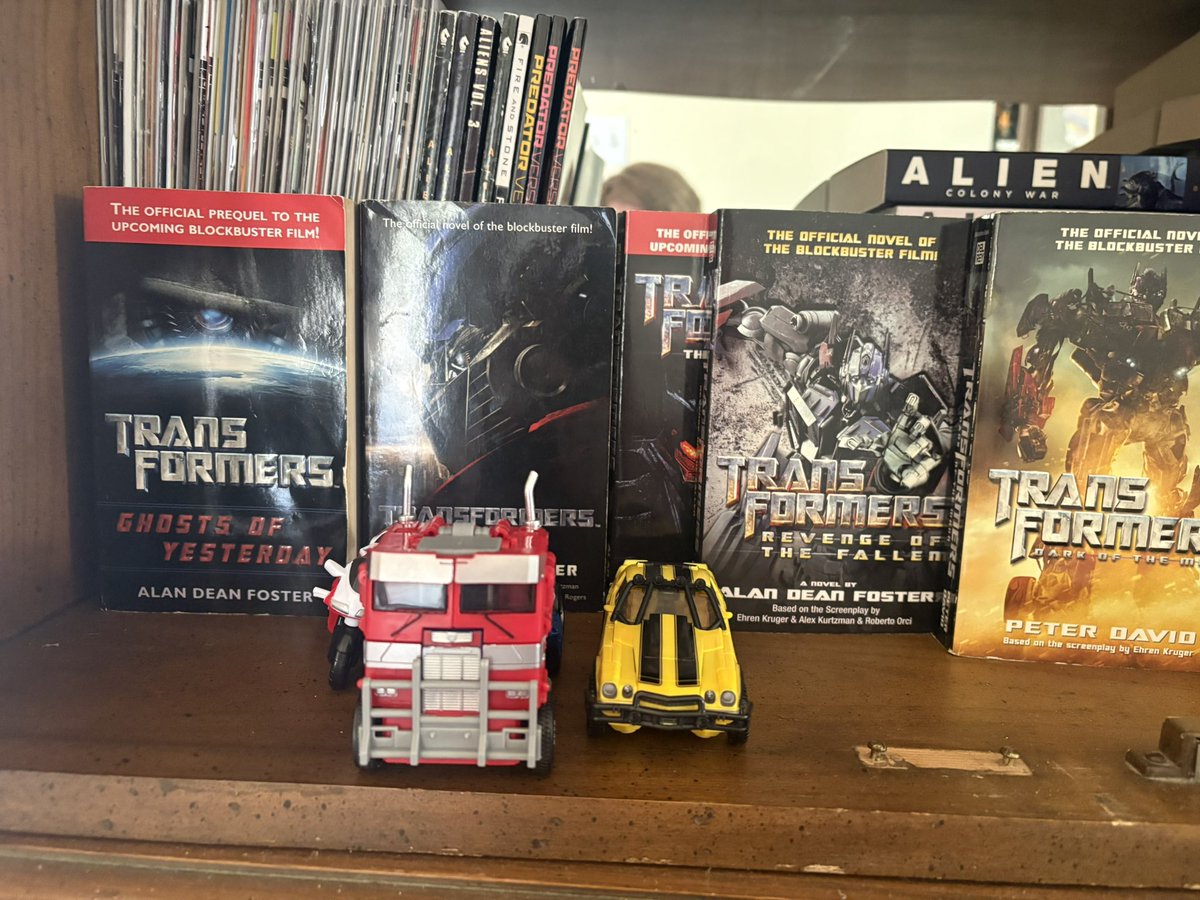 Ian_Fahringer's tweet image. #TeamPrime: #TransformersKnightverse style 😎 #OptimusPrime #Bumblebee #ArceeTransformers